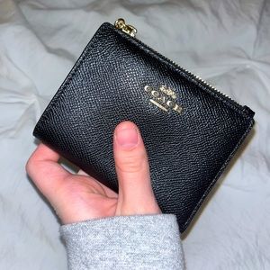 small coach snap wallet. 🖤